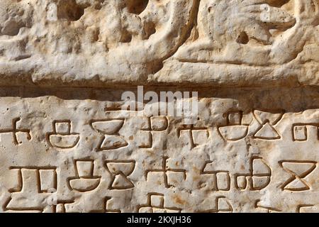 Abfluss-Baska-Tafel mit Text in glagolitischer Schrift im Franziskanerkloster St. Mary Magdalena unter den glagolitischen Franziskanern des Dritten Ordens in Porat, Insel Krk, Kroatien am 8. November 2020. Die Baska-Tafel ist ein altes kroatisches Denkmal, geschrieben in der Übergangsform des glagolitischen Alphabets, um 1100. Foto: Goran Kovacic/PIXSELL Stockfoto