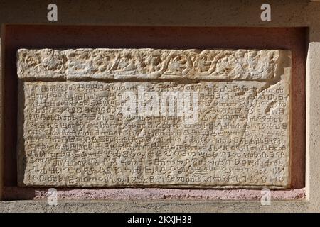 Abfluss-Baska-Tafel mit Text in glagolitischer Schrift im Franziskanerkloster St. Mary Magdalena unter den glagolitischen Franziskanern des Dritten Ordens in Porat, Insel Krk, Kroatien am 8. November 2020. Die Baska-Tafel ist ein altes kroatisches Denkmal, geschrieben in der Übergangsform des glagolitischen Alphabets, um 1100. Foto: Goran Kovacic/PIXSELL Stockfoto