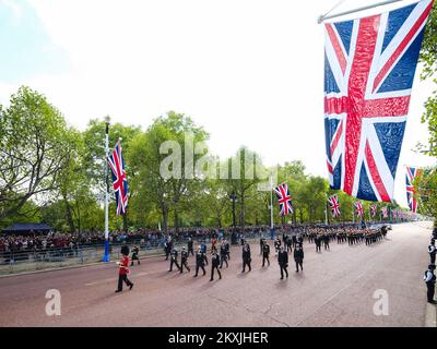 Die königliche Partei besteht aus König Karl III., Prinzessin Anne, Prinz Andrew, dem Herzog von York und Prinz Edward. Graf von Wessex geht hinter dem Sarg ihrer Mutter, Majestät Königin Elizabeth II. William der Fürst von Wales und Prinz Harry der Herzog von Sussex folgten dem Fotografieren während der feierlichen Prozession , um den Sarg Ihrer verstorbenen Majestät Königin Elizabeth II . am Mittwoch , den 14 . September 2022 vom Buckingham-Palast zum Palace of Westminster in der Mall in London zu transportieren . Bild von Julie Edwards. Stockfoto