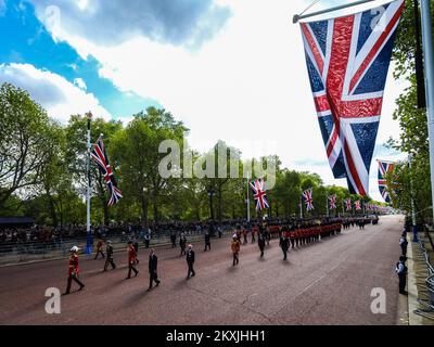 Die königliche Partei besteht aus König Karl III., Prinzessin Anne, Prinz Andrew, dem Herzog von York und Prinz Edward. Graf von Wessex geht hinter dem Sarg ihrer Mutter, Majestät Königin Elizabeth II. William der Fürst von Wales und Prinz Harry der Herzog von Sussex folgten dem Fotografieren während der feierlichen Prozession , um den Sarg Ihrer verstorbenen Majestät Königin Elizabeth II . am Mittwoch , den 14 . September 2022 vom Buckingham-Palast zum Palace of Westminster in der Mall in London zu transportieren . Bild von Julie Edwards. Stockfoto