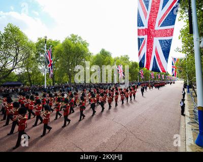 Die königliche Partei besteht aus König Karl III., Prinzessin Anne, Prinz Andrew, dem Herzog von York und Prinz Edward. Graf von Wessex geht hinter dem Sarg ihrer Mutter, Majestät Königin Elizabeth II. William der Fürst von Wales und Prinz Harry der Herzog von Sussex folgten dem Fotografieren während der feierlichen Prozession , um den Sarg Ihrer verstorbenen Majestät Königin Elizabeth II . am Mittwoch , den 14 . September 2022 vom Buckingham-Palast zum Palace of Westminster in der Mall in London zu transportieren . Bild von Julie Edwards. Stockfoto
