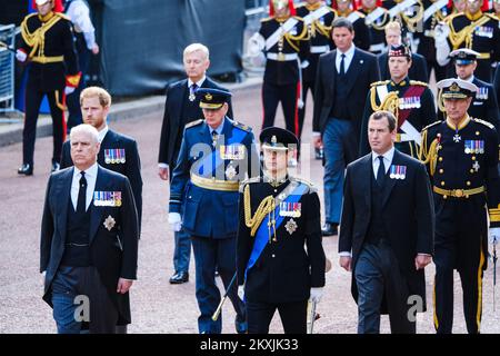 Die königliche Partei besteht aus König Karl III., Prinzessin Anne, Prinz Andrew, dem Herzog von York und Prinz Edward. Graf von Wessex geht hinter dem Sarg ihrer Mutter, Majestät Königin Elizabeth II. William der Fürst von Wales und Prinz Harry der Herzog von Sussex folgten dem Fotografieren während der feierlichen Prozession , um den Sarg Ihrer verstorbenen Majestät Königin Elizabeth II . am Mittwoch , den 14 . September 2022 vom Buckingham-Palast zum Palace of Westminster in der Mall in London zu transportieren . Bild von Julie Edwards. Stockfoto
