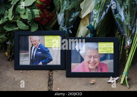 Blumen und Fotos von Ihrer Majestät Königin Elisbeth II. Und König Karl III. Mit Nachrichten am Zaun des Palastes. Fotografiert nach dem Tod Ihrer Majestät der Königin Elisebeth II . am Montag , den 12 . September 2022 in Green Park , London . Bild von Julie Edwards. Stockfoto