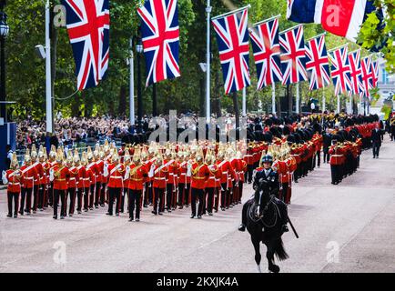 Wachen an der Spitze der Prozession, die während der feierlichen Prozession fotografiert wurden , um den Sarg ihrer verstorbenen Majestät Königin Elizabeth II . am Mittwoch , den 14 . September 2022 vom Buckingham-Palast zum Palace of Westminster in der Mall in London zu transportieren . Bild von Julie Edwards. Stockfoto