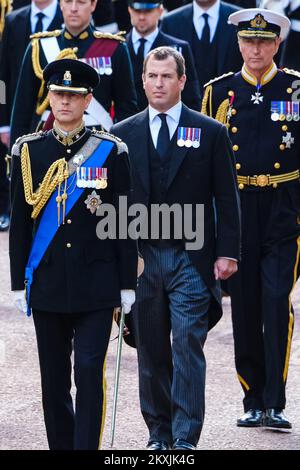 Die königliche Partei besteht aus König Karl III., Prinzessin Anne, Prinz Andrew, dem Herzog von York und Prinz Edward. Graf von Wessex geht hinter dem Sarg ihrer Mutter, Majestät Königin Elizabeth II. William der Fürst von Wales und Prinz Harry der Herzog von Sussex folgten dem Fotografieren während der feierlichen Prozession , um den Sarg Ihrer verstorbenen Majestät Königin Elizabeth II . am Mittwoch , den 14 . September 2022 vom Buckingham-Palast zum Palace of Westminster in der Mall in London zu transportieren . Bild von Julie Edwards. Stockfoto
