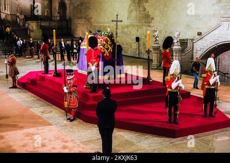Der geschlossene Sarg ihrer verstorbenen Majestät Königin Elizabeth II . wurde am ersten Abend des Liegens im Staat Ihrer Majestät Königin Elizabeth II . in der Westminster Hall am Mittwoch , den 14 . September 2022 , im Palace of Westminster , London , fotografiert . Bild von Julie Edwards. Stockfoto