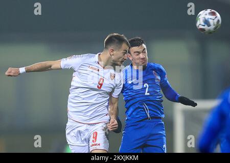 Stefan Mugosa aus Montenegro und Gara Garajew aus Aserbaidschan kämpfen um den Ball in der Luft während des Gruppenspiels der UEFA Nations League zwischen Aserbaidschan und Montenegro im Ivan Laljak-Ivic Stadion am 14. November 2020 in Zapresic, Kroatien. Foto: Goran Stanzl/PIXSELL Stockfoto