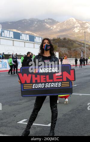 RIJEKA, KROATIEN - NOVEMBER 15: Whelen-Girl-Pose vor Beginn des FRACASSO NASCAR GP of Croatia pro-Rennens am 15. November 2020 auf der Grobnik-Rennstrecke in Rijeka Kroatien. (Foto: Goran Kovacic/Pixsell/MB Media/Getty Images) Stockfoto