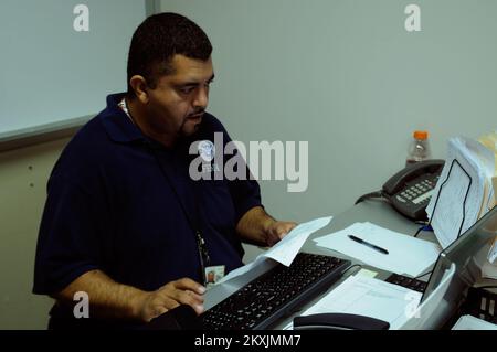 Flooding Hurricane/Tropical Storm - Neptune, N. J. , 12. September 2011 12. September 2011 FEMA APO beginnt mit der Verteilung der erforderlichen Ausrüstung an andere FEMA-Agenten in einer neu funktionierenden gemeinsamen Außenstelle. (JFO) Tim Pioppo/FEMA. Hurrikan Irene Aus New Jersey. Fotos zu Katastrophen- und Notfallmanagementprogrammen, Aktivitäten und Beamten Stockfoto