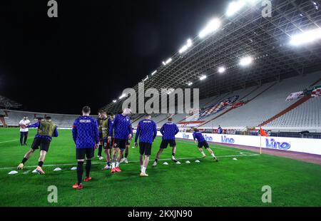 Kroatische Spieler wärmen sich am 17. November 2020 im Stadion Poljud in Split, Kroatien, vor dem Gruppenspiel der UEFA Nations League zwischen Kroatien und Portugal auf. Foto: Milan Sabic/PIXSELL Stockfoto