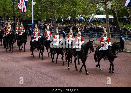 Atmosphäre und Wachen vor der feierlichen Prozession , den Sarg ihrer verstorbenen Majestät Königin Elizabeth II. Vom Buckingham Palace zum Palace of Westminster zu transportieren , fotografiert in der Mall , London am Mittwoch, den 14 . September 2022 . Bild von Julie Edwards. Stockfoto