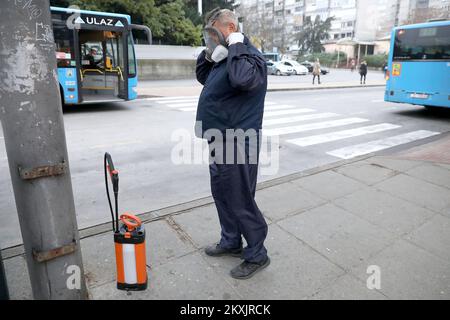 Am 26. November 2020 desinfiziert ein ZET-Mitarbeiter Busse in der Paromlinska-Straße in Zagreb, Kroatien. In den letzten 24 Stunden gab es in Kroatien 4,009 neue COVID-19-Fälle. Die neuen Maßnahmen zur Eindämmung des Coronavirus-Ausbruchs würden vom Samstag, den 28. November, bis Montag, den 21. Dezember, in Kraft treten. Die Belegung mit öffentlichen Verkehrsmitteln darf 40 Prozent der verfügbaren Sitzplätze nicht überschreiten. Fahrer, Mitarbeiter und Passagiere müssen Gesichtsmasken tragen. Die Kontrolle wird von Inspektoren des Verkehrsministeriums, Polizeibeamten, durchgeführt. Foto: Patrik Macek/PIXSELL Stockfoto