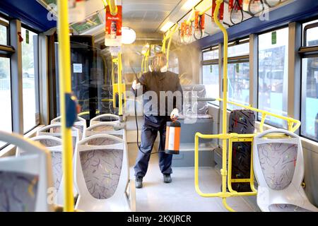 Am 26. November 2020 desinfiziert ein ZET-Mitarbeiter Busse in der Paromlinska-Straße in Zagreb, Kroatien. In den letzten 24 Stunden gab es in Kroatien 4,009 neue COVID-19-Fälle. Die neuen Maßnahmen zur Eindämmung des Coronavirus-Ausbruchs würden vom Samstag, den 28. November, bis Montag, den 21. Dezember, in Kraft treten. Die Belegung mit öffentlichen Verkehrsmitteln darf 40 Prozent der verfügbaren Sitzplätze nicht überschreiten. Fahrer, Mitarbeiter und Passagiere müssen Gesichtsmasken tragen. Die Kontrolle wird von Inspektoren des Verkehrsministeriums, Polizeibeamten, durchgeführt. Foto: Patrik Macek/PIXSELL Stockfoto