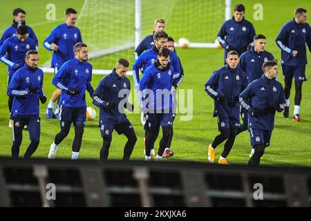 Fußballspieler beim Training des Dinamo Fußballvereins vor dem morgigen UEFA Europa League-Spiel zwischen Feyenoord und Dinamo Zagreb in Rotterdam, Niederlande, 02. Dezember 2020.Foto: Igor Soban/PIXSELL Stockfoto