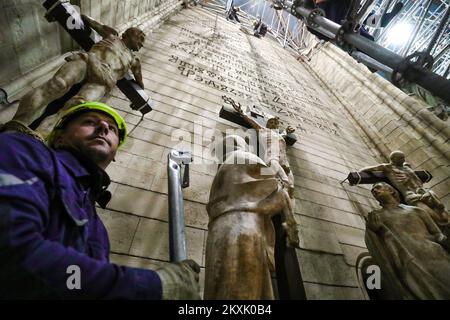 Am 8. Dezember 2020 errichteten Arbeiter ein neues Gerüst, um das Innere der Kathedrale von Zagreb in Zagreb, Kroatien, zu renovieren. Um die durch das Erdbeben verursachten Schäden wiederherzustellen, installieren Experten neue Gerüste im Inneren der Kathedrale von Zagreb im Wert von 9 Millionen Kuna, die von der Erzdiözese von Zagreb gekauft wurden. Foto: Sanjin Strukic/PIXSELL Stockfoto