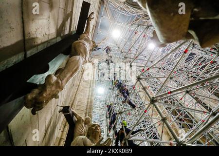 Am 8. Dezember 2020 errichteten Arbeiter ein neues Gerüst, um das Innere der Kathedrale von Zagreb in Zagreb, Kroatien, zu renovieren. Um die durch das Erdbeben verursachten Schäden wiederherzustellen, installieren Experten neue Gerüste im Inneren der Kathedrale von Zagreb im Wert von 9 Millionen Kuna, die von der Erzdiözese von Zagreb gekauft wurden. Foto: Sanjin Strukic/PIXSELL Stockfoto