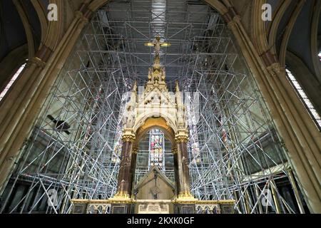 Am 8. Dezember 2020 errichteten Arbeiter ein neues Gerüst, um das Innere der Kathedrale von Zagreb in Zagreb, Kroatien, zu renovieren. Um die durch das Erdbeben verursachten Schäden wiederherzustellen, installieren Experten neue Gerüste im Inneren der Kathedrale von Zagreb im Wert von 9 Millionen Kuna, die von der Erzdiözese von Zagreb gekauft wurden. Foto: Sanjin Strukic/PIXSELL Stockfoto
