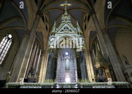Am 8. Dezember 2020 errichteten Arbeiter ein neues Gerüst, um das Innere der Kathedrale von Zagreb in Zagreb, Kroatien, zu renovieren. Um die durch das Erdbeben verursachten Schäden wiederherzustellen, installieren Experten neue Gerüste im Inneren der Kathedrale von Zagreb im Wert von 9 Millionen Kuna, die von der Erzdiözese von Zagreb gekauft wurden. Foto: Sanjin Strukic/PIXSELL Stockfoto