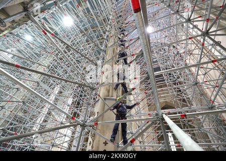 Am 8. Dezember 2020 errichteten Arbeiter ein neues Gerüst, um das Innere der Kathedrale von Zagreb in Zagreb, Kroatien, zu renovieren. Um die durch das Erdbeben verursachten Schäden wiederherzustellen, installieren Experten neue Gerüste im Inneren der Kathedrale von Zagreb im Wert von 9 Millionen Kuna, die von der Erzdiözese von Zagreb gekauft wurden. Foto: Sanjin Strukic/PIXSELL Stockfoto