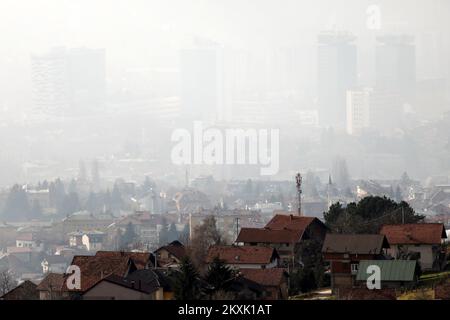 Die Bilder zeigen dicken Smog über der Hauptstadt von Bosnien und Herzegowina. Sarajewo ist zu dieser Jahreszeit eine der am stärksten verschmutzten Städte in Europa und der Welt. Am 10. Dezember 2020 in Sarajewo, Bosnien und Herzegowina. Foto: Armin Durgut/PIXSELL Stockfoto