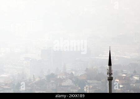 Die Bilder zeigen dicken Smog über der Hauptstadt von Bosnien und Herzegowina. Sarajewo ist zu dieser Jahreszeit eine der am stärksten verschmutzten Städte in Europa und der Welt. Am 10. Dezember 2020 in Sarajewo, Bosnien und Herzegowina. Foto: Armin Durgut/PIXSELL Stockfoto