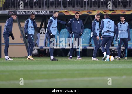 HNK Rijeka-Spieler wärmen sich vorher während des UEFA Europa League Group F-Bühnenspiels zwischen HNK Rijeka und AZ Alkmaar im HNK RIJEKA Stadium am 10. Dezember 2020 in Rijeka, Kroatien, auf. Foto: Luka Stanzl/PIXSELL Stockfoto