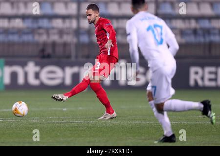 Pantelis Hatzidiakos von AZ Alkmaar kontrolliert einen Ball während des Bühnenspiels der UEFA Europa League Gruppe F zwischen HNK Rijeka und AZ Alkmaar im HNK RIJEKA Stadion am 10. Dezember 2020 in Rijeka, Kroatien. Foto: Luka Stanzl/PIXSELL Stockfoto