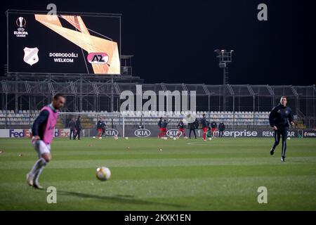 HNK Rijeka-Spieler wärmen sich vorher während des UEFA Europa League Group F-Bühnenspiels zwischen HNK Rijeka und AZ Alkmaar im HNK RIJEKA Stadium am 10. Dezember 2020 in Rijeka, Kroatien, auf. Foto: Luka Stanzl/PIXSELL Stockfoto