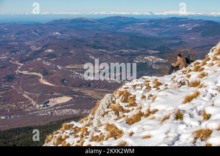 Wanderer und Ausflugsfahrer genießen die Winteridylle und die Aussicht von Vojak, dem höchsten Gipfel des Mount Ucka, Kroatien am 13. Dezember 2020. Foto: Srecko Niketic/PIXSELL Stockfoto