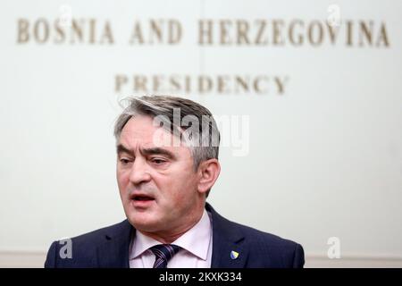 Nachdem er sich weigerte, mit dem russischen Außenminister Sergei Lawrow zusammenzutreffen, sagte der BiH-Ratsvorsitzende, Zeljko Komsic, dass Bosnien und Herzegowina seinen Stolz habe und eine starke Botschaft aussenden wolle und dass jeder die Entscheidungen respektieren müsse, die alle Völker in Bosnien und Herzegowina am 15 in Sarajewo getroffen haben. Dezember 2020. Foto: Armin Durgut/PIXSELL Stockfoto