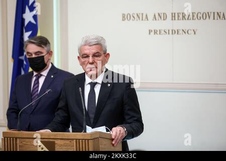 Nachdem er sich weigerte, mit dem russischen Außenminister Sergei Lavrov zusammenzutreffen, erklärte Sefik Dzaferovic, Mitglied des BiH-Ratsvorsitzes, dass Bosnien und Herzegowina seinen Stolz habe und eine starke Botschaft aussenden wolle, und dass jeder die Entscheidungen respektieren müsse, die alle Völker in Bosnien und Herzegowina am 15 in Sarajewo getroffen haben. Dezember 2020. Foto: Armin Durgut/PIXSELL Stockfoto