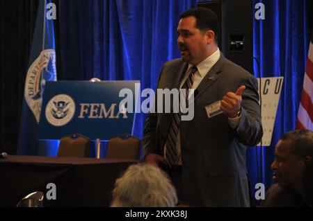 Notfallplanung und Sicherheit - Washington, D.C. , 15. September 2011 Andrew Velasquez, III, Der regionale Administrator der FEMA-Region V diskutiert während des Latino Leadership Summit 2011 über die Zusammenarbeit zwischen Behörden und darüber hinaus. Die FEMA arbeitet mit vielen Interessengruppen zusammen, um die Notfallvorsorge in allen Gemeinden zu diskutieren und zu fördern. Fotos zu Katastrophen- und Notfallmanagementprogrammen, Aktivitäten und Beamten Stockfoto