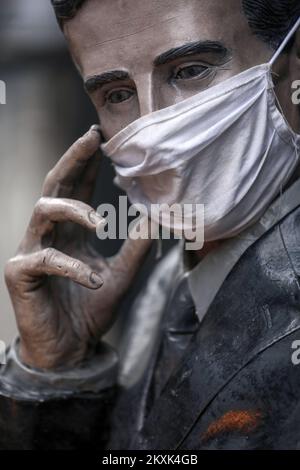 Wissenschaftlerin Nikola Tesla Statue trägt Schutzmaske während COVID-19 in Sarajewo, Bosnien und Herzegowina am 21. Dezember 2020. Foto: Armin Durgut/PIXSELL Stockfoto