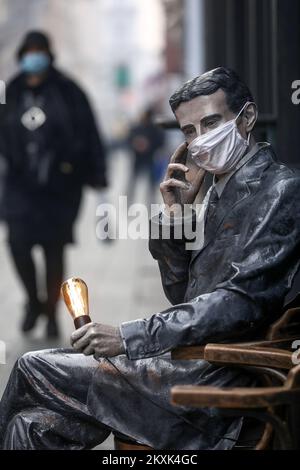 Wissenschaftlerin Nikola Tesla Statue trägt Schutzmaske während COVID-19 in Sarajewo, Bosnien und Herzegowina am 21. Dezember 2020. Foto: Armin Durgut/PIXSELL Stockfoto