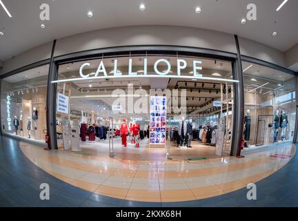 Bra, Cuneo, Italien - 30. November 2022: Calliope Store in der Galerie - Marcatò Big - Einkaufszentrum, Calliope ist eine italienische Modemarke Stockfoto