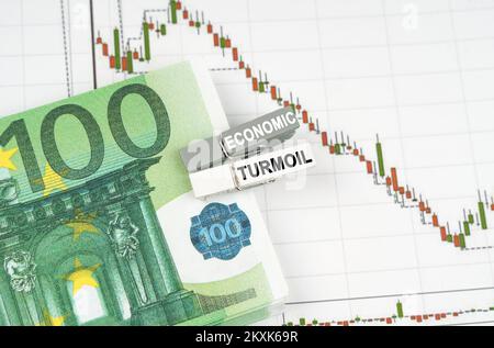 Geschäftskonzept. Auf den Tabellen der Zitate steht der Euro, Kleider mit der Inschrift - wirtschaftliche Turbulenzen Stockfoto