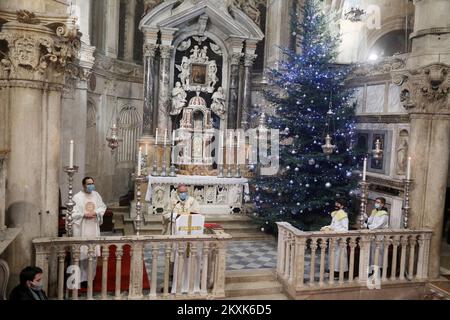 Der Bischof von Sibenik, Tomislav Rogic, wurde bei der Mitternachtsmesse in der Kathedrale von St. gesehen Jakov in Sibenik, Kroatien, am 24. Dezember 2020. Aufgrund der Coronavirus-Pandemie und der Empfehlungen des Hauptquartiers sowie der Einhaltung epidemiologischer Maßnahmen wurde in diesem Jahr die Mitternachtsmesse unter besonderen Bedingungen gefeiert. Foto: Dusko Jaramaz/PIXSELL Stockfoto