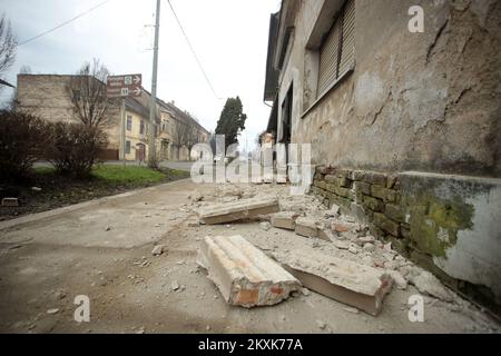 Am 28. Dezember 2020 werden Erdbeben auf der Straße von Petrinja, Kroatien, abgebildet. Der zentrale Teil Kroatiens wurde am Montagmorgen, dem 28. Dezember 2020, von zwei starken Erdbeben der Stärke 5,2 heimgesucht, mit einem Epizentrum 12 km südwestlich von Sisak, in der Nähe von Petrinja. Das Erdbeben ereignete sich 2 km unter der Erde, 50 km südöstlich von Zagreb und 12 km nordwestlich von Sisak. Das Beben wurde in Zagreb und anderen Teilen Kroatiens gespürt. Petrinja erlitt erhebliche Schäden an zahlreichen Gebäuden. Das Zittern war in der gesamten Sisak-Gegend stark zu spüren, sodass die Menschen aus Angst vor einem Nachbeben auf die Straße rannten Stockfoto