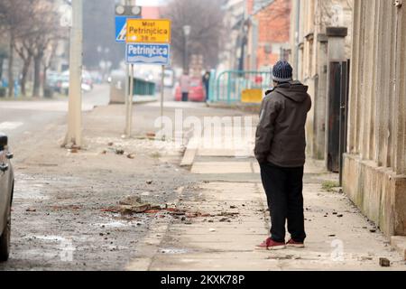 Am 28. Dezember 2020 werden Erdbeben auf der Straße von Petrinja, Kroatien, abgebildet. Der zentrale Teil Kroatiens wurde am Montagmorgen, dem 28. Dezember 2020, von zwei starken Erdbeben der Stärke 5,2 heimgesucht, mit einem Epizentrum 12 km südwestlich von Sisak, in der Nähe von Petrinja. Das Erdbeben ereignete sich 2 km unter der Erde, 50 km südöstlich von Zagreb und 12 km nordwestlich von Sisak. Das Beben wurde in Zagreb und anderen Teilen Kroatiens gespürt. Petrinja erlitt erhebliche Schäden an zahlreichen Gebäuden. Das Zittern war in der gesamten Sisak-Gegend stark zu spüren, sodass die Menschen aus Angst vor einem Nachbeben auf die Straße rannten Stockfoto