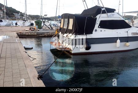 Gesunkenes Boot nach dem Sturm in Tisno, Kroatien, am 29. Dezember 2020 gesehen. Foto: Dusko Jaramaz/PIXSELL Stockfoto