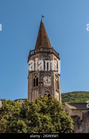 Wunderschöne Uhr und Glockenturm in Finalborgo Stockfoto