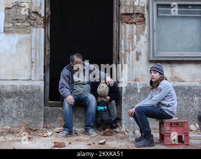 Die Bilder zeigen Zeljko Vrzan und seine Kinder, wie sie Dinge aus der Werkstatt retteten. Zeljkos Auto wurde im Hof vergraben und musste eine Mauer durchbrechen, um an die Dinge zu gelangen, was sein Leben gefährdete. In den letzten Tagen haben mehrere starke Erdbeben Kroatien heimgesucht, die enorme Schäden verursachten, vor allem in den Gebieten Petrinja, Sisak und Glina. In Petrinja, Kroatien, am 01. Januar 2021. Foto: Marko Prpic/PIXSELL Stockfoto