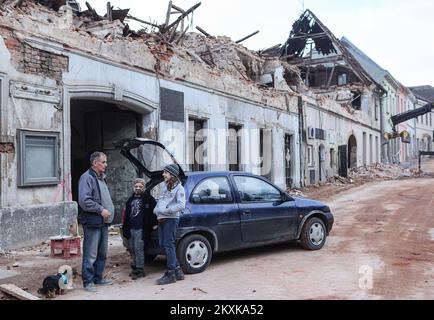 Die Bilder zeigen Zeljko Vrzan und seine Kinder, wie sie Dinge aus der Werkstatt retteten. Zeljkos Auto wurde im Hof vergraben und musste eine Mauer durchbrechen, um an die Dinge zu gelangen, was sein Leben gefährdete. In den letzten Tagen haben mehrere starke Erdbeben Kroatien heimgesucht, die enorme Schäden verursachten, vor allem in den Gebieten Petrinja, Sisak und Glina. In Petrinja, Kroatien, am 01. Januar 2021. Foto: Marko Prpic/PIXSELL Stockfoto