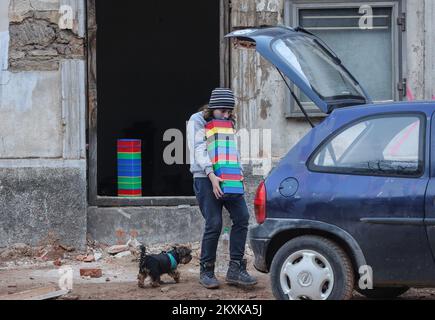 Die Bilder zeigen Zeljko Vrzan und seine Kinder, wie sie Dinge aus der Werkstatt retteten. Zeljkos Auto wurde im Hof vergraben und musste eine Mauer durchbrechen, um an die Dinge zu gelangen, was sein Leben gefährdete. In den letzten Tagen haben mehrere starke Erdbeben Kroatien heimgesucht, die enorme Schäden verursachten, vor allem in den Gebieten Petrinja, Sisak und Glina. In Petrinja, Kroatien, am 01. Januar 2021. Foto: Marko Prpic/PIXSELL Stockfoto