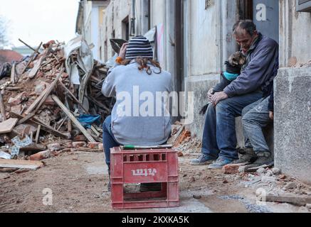 Die Bilder zeigen Zeljko Vrzan und seine Kinder, wie sie Dinge aus der Werkstatt retteten. Zeljkos Auto wurde im Hof vergraben und musste eine Mauer durchbrechen, um an die Dinge zu gelangen, was sein Leben gefährdete. In den letzten Tagen haben mehrere starke Erdbeben Kroatien heimgesucht, die enorme Schäden verursachten, vor allem in den Gebieten Petrinja, Sisak und Glina. In Petrinja, Kroatien, am 01. Januar 2021. Foto: Marko Prpic/PIXSELL Stockfoto