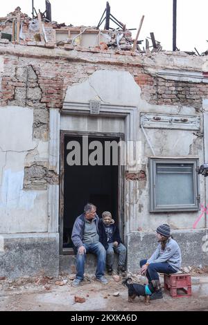 Die Bilder zeigen Zeljko Vrzan und seine Kinder, wie sie Dinge aus der Werkstatt retteten. Zeljkos Auto wurde im Hof vergraben und musste eine Mauer durchbrechen, um an die Dinge zu gelangen, was sein Leben gefährdete. In den letzten Tagen haben mehrere starke Erdbeben Kroatien heimgesucht, die enorme Schäden verursachten, vor allem in den Gebieten Petrinja, Sisak und Glina. In Petrinja, Kroatien, am 01. Januar 2021. Foto: Marko Prpic/PIXSELL Stockfoto