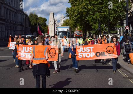 London, Großbritannien. 7.. Oktober 2022. Just Stop Oil-Aktivisten marschieren durch Westminster, während die Climate Action Group ihre täglichen Proteste fortsetzt und fordert, dass die britische Regierung keine neuen Öl- und Gaslizenzen mehr ausstellt. Stockfoto
