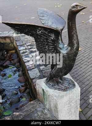 Coevorden, Niederlande - Okt. 30 2022 Gans mit flatternden Flügeln. Ist Teil einer Gruppe von Skulpturen um einen Brunnen im Herzen von Coevorden. Es ist Cal Stockfoto