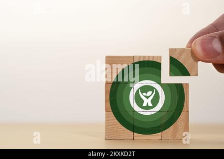 Gestapelte Holzblöcke und Naturschutzsymbol als Symbol für Umweltschutz. Stockfoto