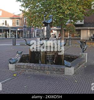 Coevorden, Niederlande - Okt. 30 2022 Eine Brunnen-Skulpturengruppe im Herzen von Coevorden. Es heißt ganze Geesje. Das ist eine Ode an Gänsehirten Stockfoto